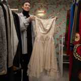 E cos� Anna ci mostra il primo abito di cui vuole raccontarci: un elegante abito color champagne degli anni 50 fatto su misura, con il corpetto in stoffa decorata con filo d�oro e gonna di tulle...